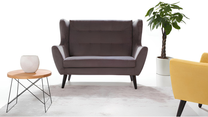 Moderný sivý Chesterfield gauč pre tri osoby