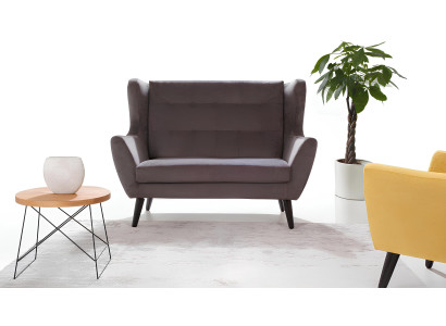 Moderný sivý Chesterfield gauč pre tri osoby