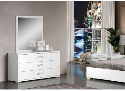 Moderná biela komoda s zrkadlom