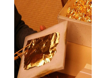 Sada jedálenského stola so 4 klasickými stoličkami v 5 častiach.