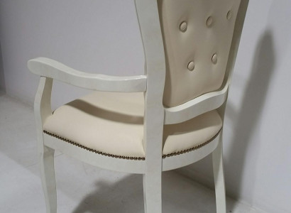 Klasická drevená jedáleň dizajnu luxusného nového nábytku