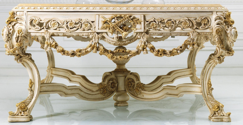 Jedálenský stôl z masívneho dreva v starom štýle