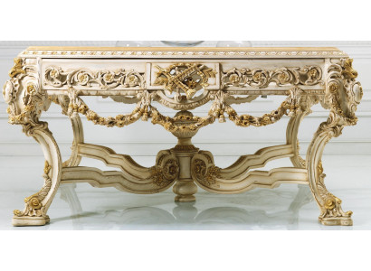 Jedálenský stôl z masívneho dreva v starom štýle