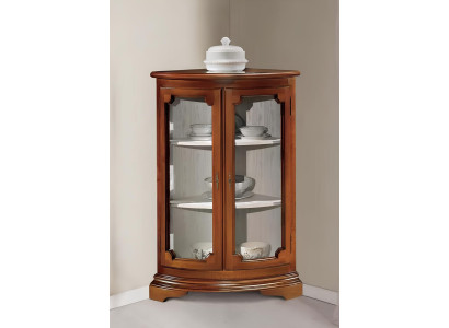 Klasická rohová vitrína z skla v luxusnej hnedej obývačke