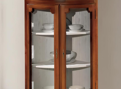 Klasická rohová vitrína z skla v luxusnej hnedej obývačke