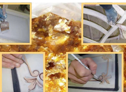 Klasická sklenená rohová vitrína luxusnej hnedej farby