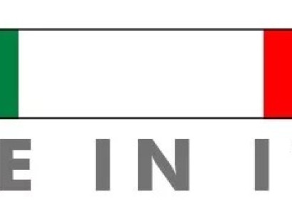 Luxusná hnedá drevená vitrína do obývačky