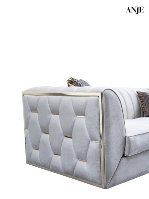 Biely trojmiestny gauč z nehrdzavejúcej ocele na textilný nábytok do obývačky