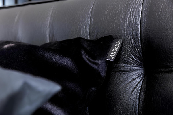 Kompletná posteľná súprava Perfect s čiernou posteľou a nočnou lampou, 8 kusov.