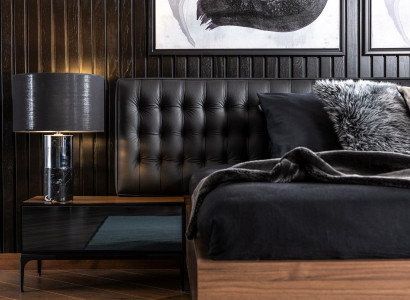 Čierna a hnedá nočná skrinka