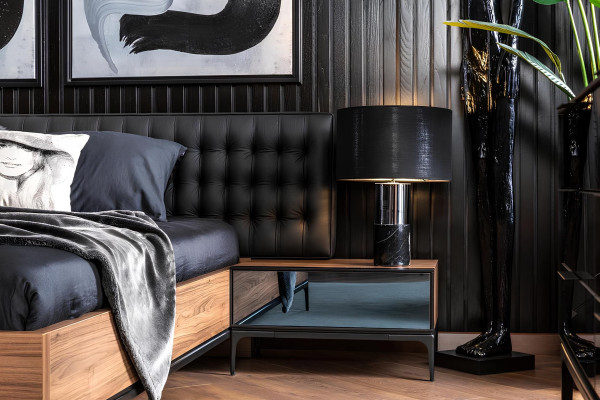 Čierna a hnedá nočná skrinka