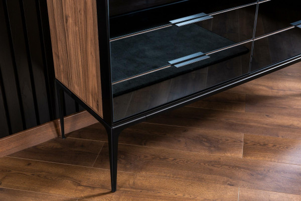 Praktická čierna komoda s 139 cm úložného priestoru