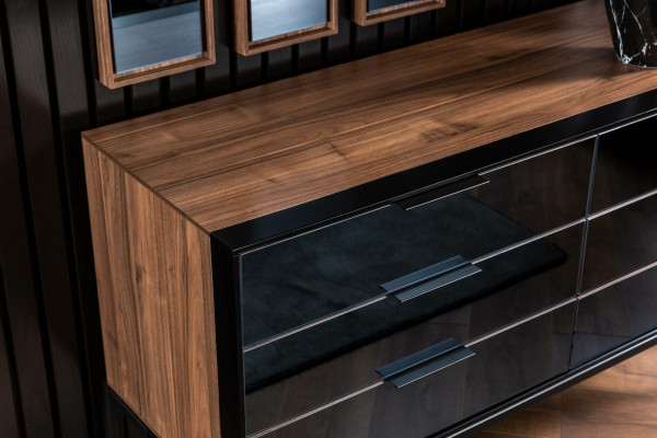 Praktická čierna komoda s 139 cm úložného priestoru