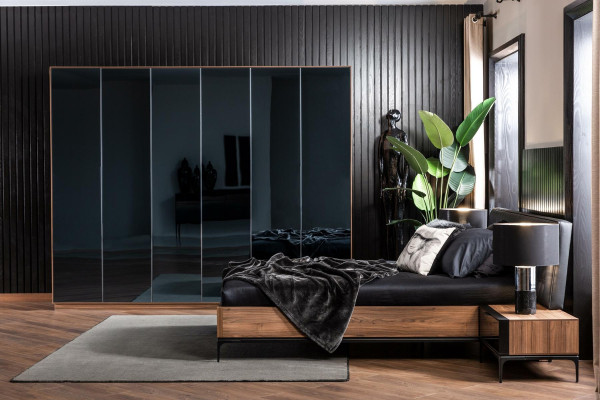 Ideálny kompletný set do spálne s posteľou, nočným stolíkom a skriňou v 4 častiach.