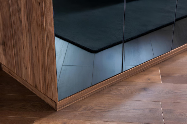 Ideálny kompletný set do spálne s posteľou, nočným stolíkom a skriňou v 4 častiach.