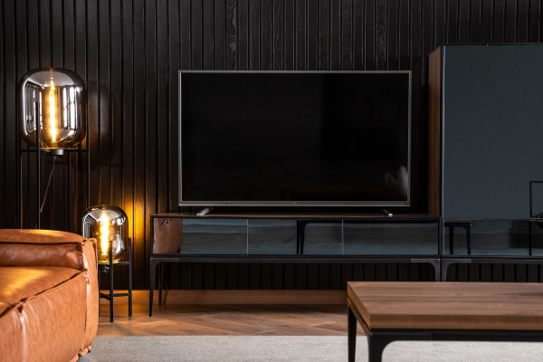 TV skrinka s integrovanou zásuvkou