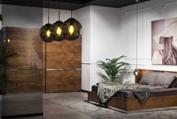 Ideálny set nábytku do spálne, ktorý obsahuje skriňu, nočný stolík a posteľ v 4 častiach