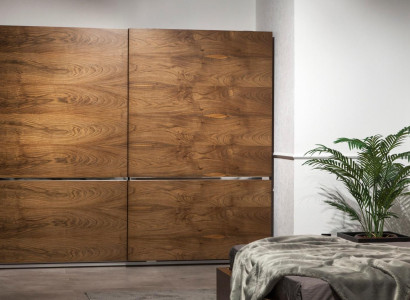 Omara Suuri s hnedými posuvnými dverami 265 cm