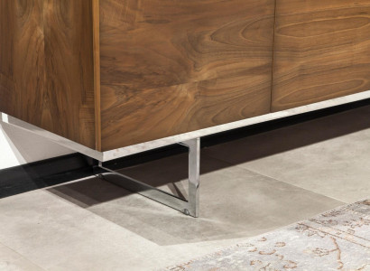 Praktická kovová skriňa so zrkadlom na uskladnenie