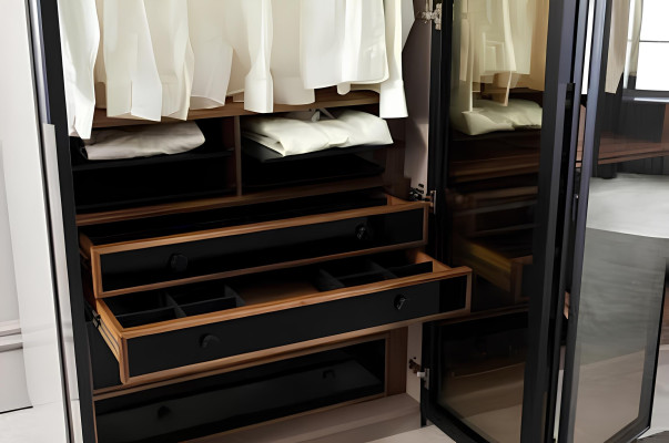 Skriňa s úložným priestorom a sklenenými dverami