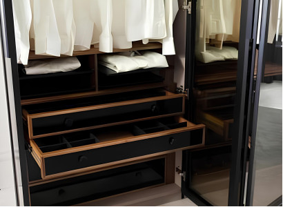 Skriňa s úložným priestorom a sklenenými dverami