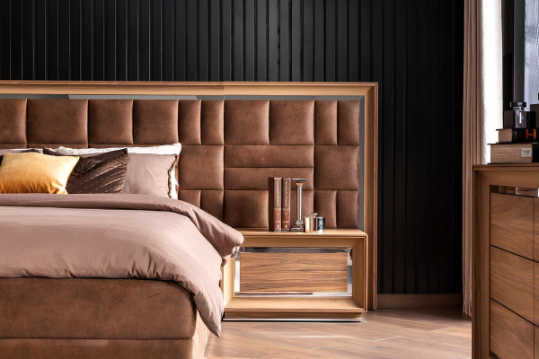 Ideálny set nábytku do spálne, ktorý obsahuje skriňu, nočný stolík a posteľ v 5 častiach.