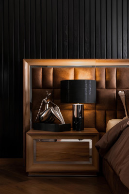 Ideálny set nábytku do spálne, ktorý obsahuje skriňu, nočný stolík a posteľ v 5 častiach.