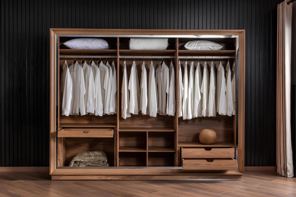 Kompletná posteľná súprava do spálne, vrátane postele, skrine a 2 nočných stolíkov, 4 kusy.