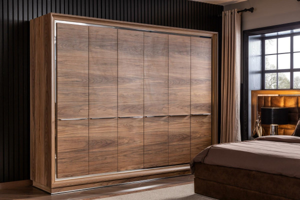 Skriňa s 6 dverami do spálne