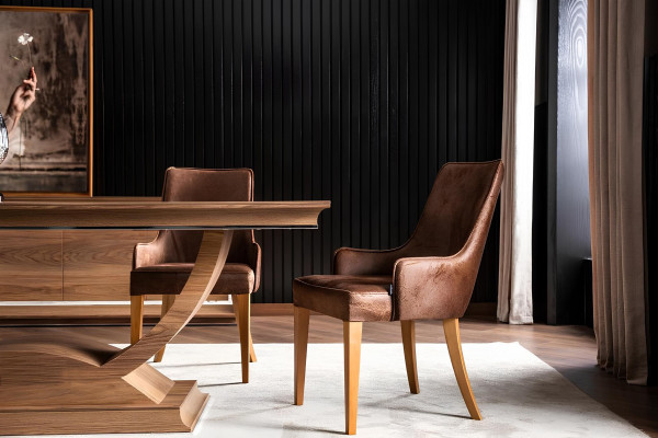 Hnedý drevený jedálenský stôl so 4 stoličkami