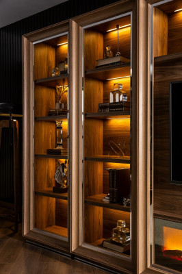 Luxusná stena do obývačky s krbom a konferenčným stolíkom