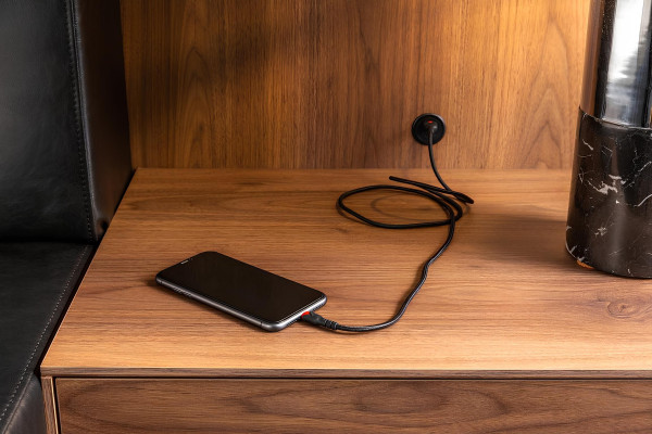 Luxusná spálňa s kompletným nábytkom s nočnou skrinkou, skriňou, stolom a posteľou v 6 častiach