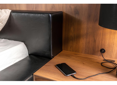 Luxusná spálňa s kompletným nábytkom s nočnou skrinkou, skriňou, stolom a posteľou v 6 častiach