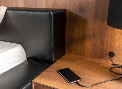 Luxusná spálňa s kompletným nábytkom s nočnou skrinkou, skriňou, stolom a posteľou v 6 častiach