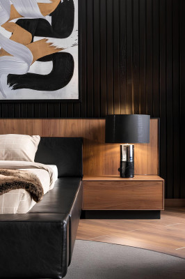 Luxusná posteľ s pohyblivými nočnými stolíkmi