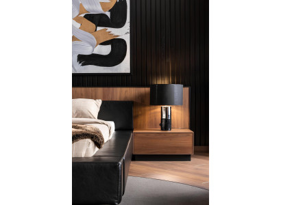 Luxusná posteľ s pohyblivými nočnými stolíkmi