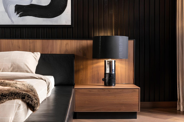 Luxusná posteľ s pohyblivými nočnými stolíkmi