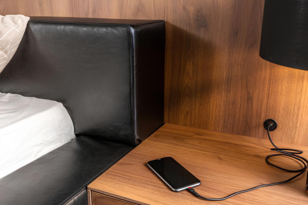 Luxusná posteľ s pohyblivými nočnými stolíkmi