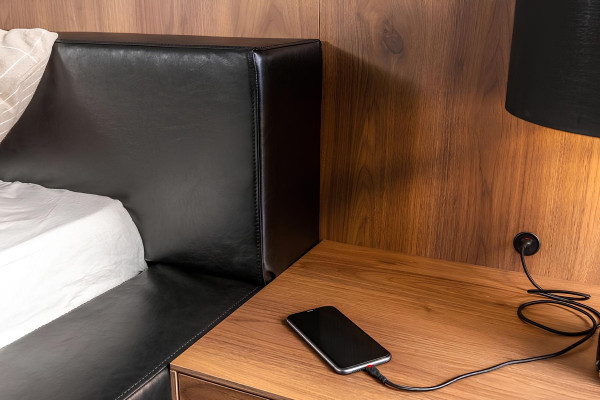 Tmavý nábytok do spálne, vrátane postele, skrine a 2 nočných stolíkov, 4 kusy.