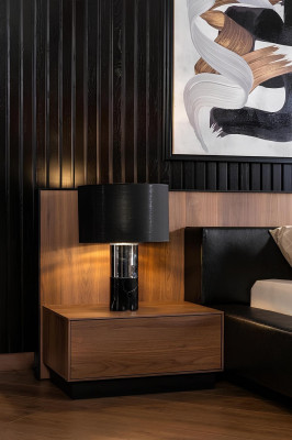 Tmavý nábytok do spálne, vrátane postele, skrine a 2 nočných stolíkov, 4 kusy.