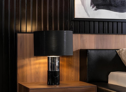 Tmavý nábytok do spálne, vrátane postele, skrine a 2 nočných stolíkov, 4 kusy.