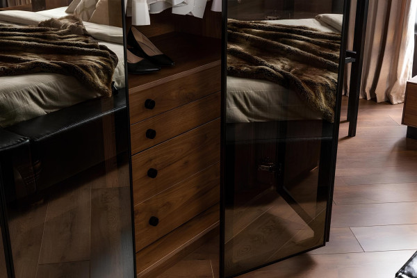 Hnedá sklenená skriňa so sklenenými dverami