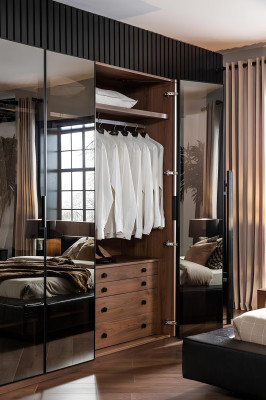 Hnedá sklenená skriňa so sklenenými dverami