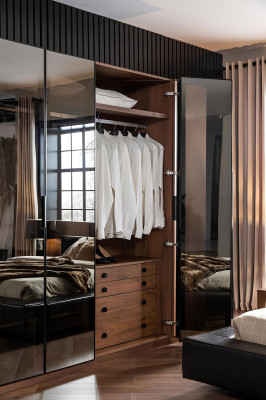 Hnedá sklenená skriňa so sklenenými dverami