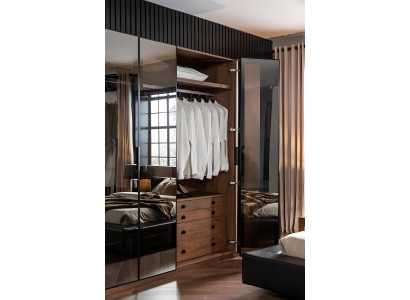 Hnedá sklenená skriňa so sklenenými dverami