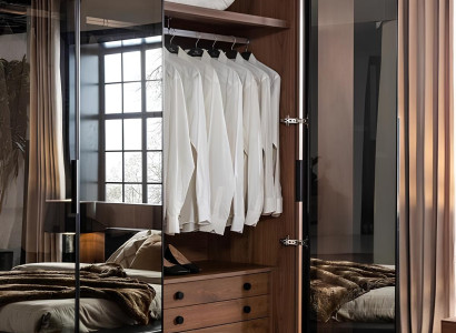 Hnedá sklenená skriňa so sklenenými dverami