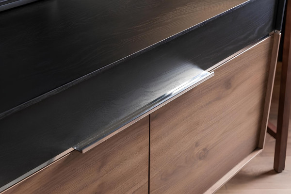 Sada čiernych stoličiek