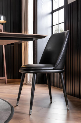 Sada čiernych stoličiek