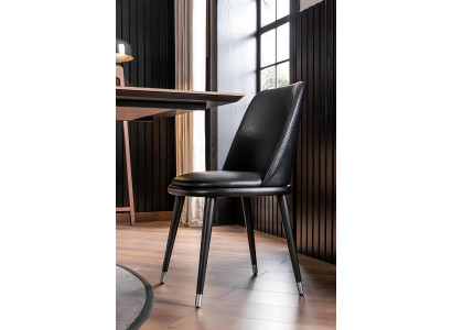 Sada čiernych stoličiek