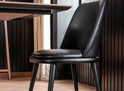 Sada čiernych stoličiek